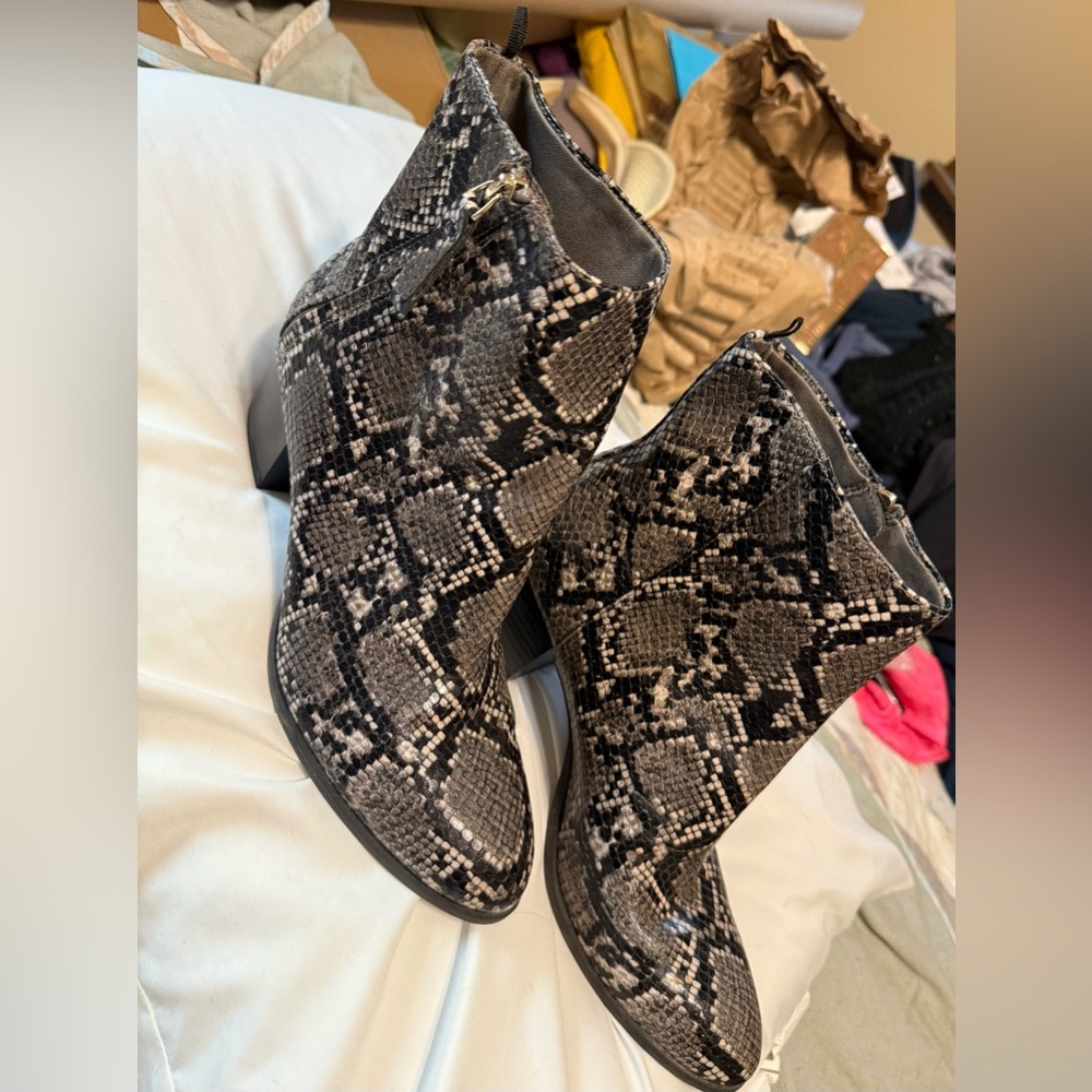 Old Navy Textured Gray Boots